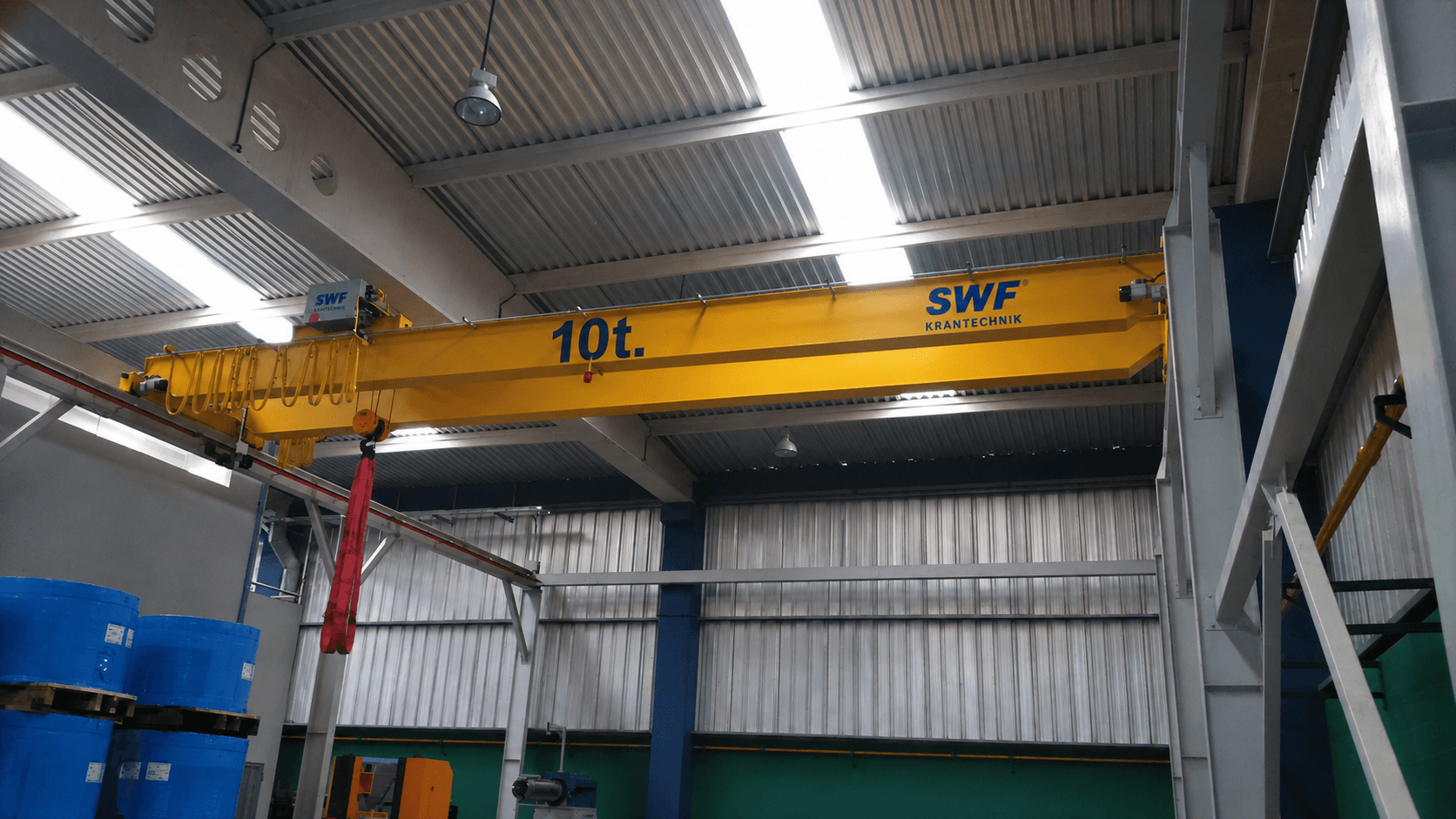 Puente grúa SWF en instalación industrial